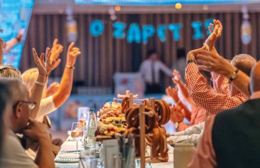 Gäste feiern mit bayerischen Spezialitäten, Live-Musik und ausgelassener Stimmung am 4. Binzer Oktoberfest im Arkona Strandhotel.