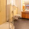 Das Deluxe Apartment in den Arkona Strandresidenzen ist mit einem geräumigen Bad inklusive Dusche ausgestattet.