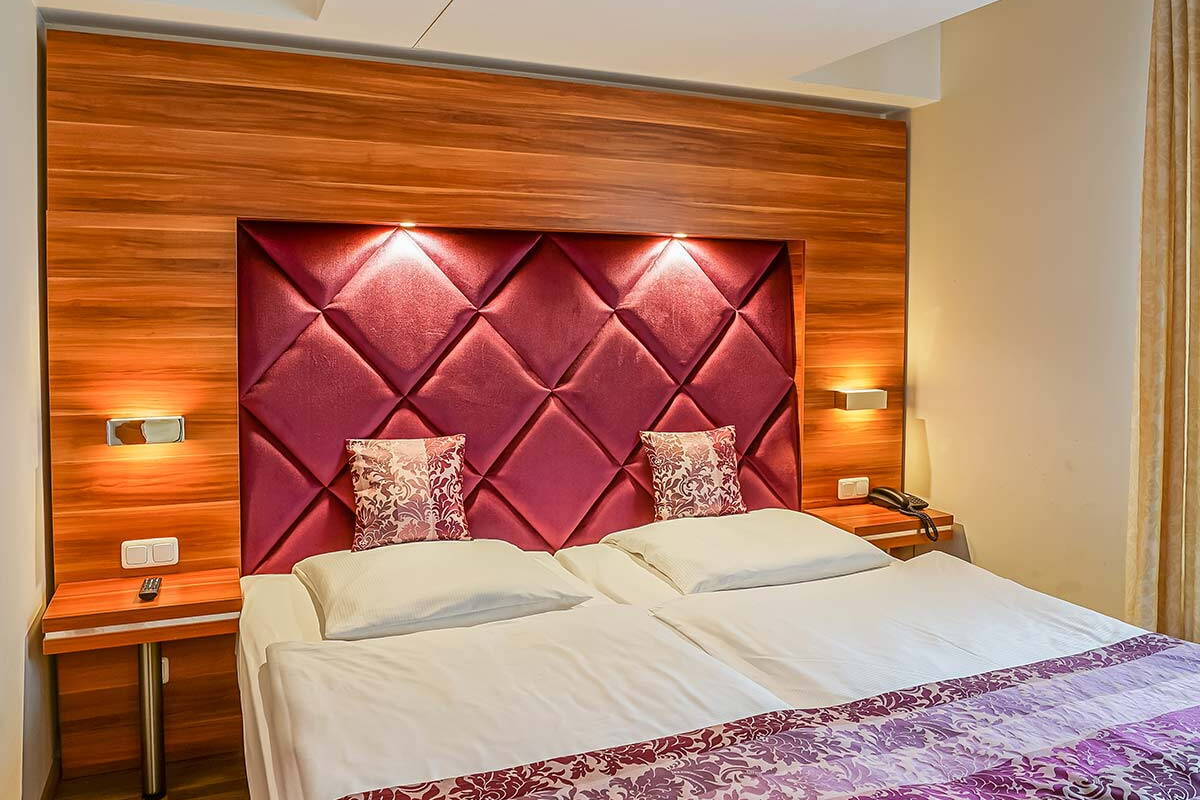 Das Schlafzimmer des Apartments ist mit einem komfortablen Doppelbett ausgestattet.