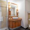 Im Suite Apartment der Arkona Strandresidenzen wartet ein modernes Bad mit Dusche auf Sie.