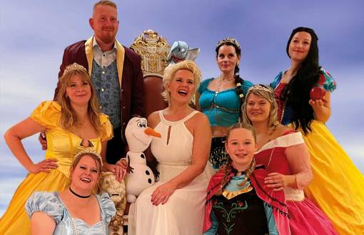 Nicole Mühle und ein Ensemble in zauberhaften Kostümen beim Disney-Abend im Arkona Strandhotel in Binz voller Magie.