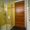 Das moderne Bad mit Fußbodenheizung im Studio der Arkona Strandresidenzen ist mit einer Dusche ausgestattet.