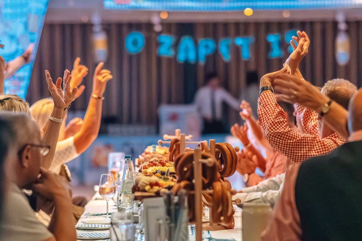 Gäste feiern mit bayerischen Spezialitäten, Live-Musik und ausgelassener Stimmung am 4. Binzer Oktoberfest im Arkona Strandhotel.
