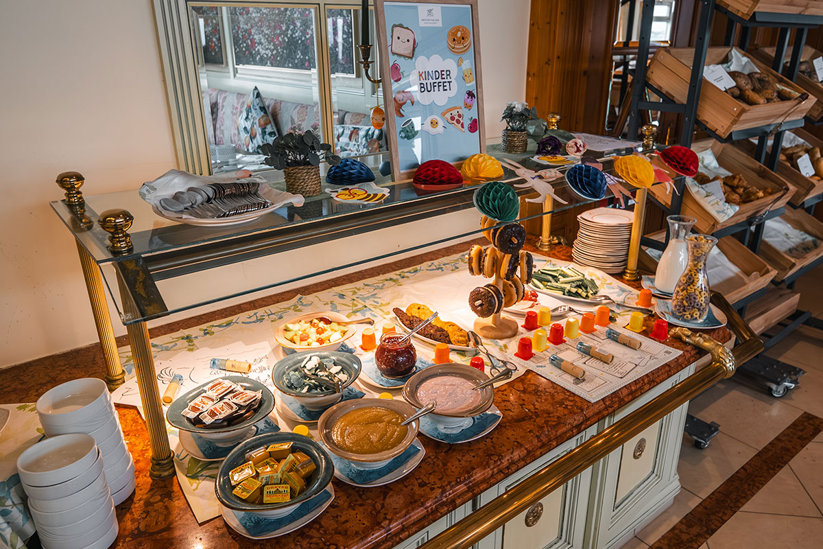 Family buffet area at Arkona Strandresidenzen with kids’ section and sea view