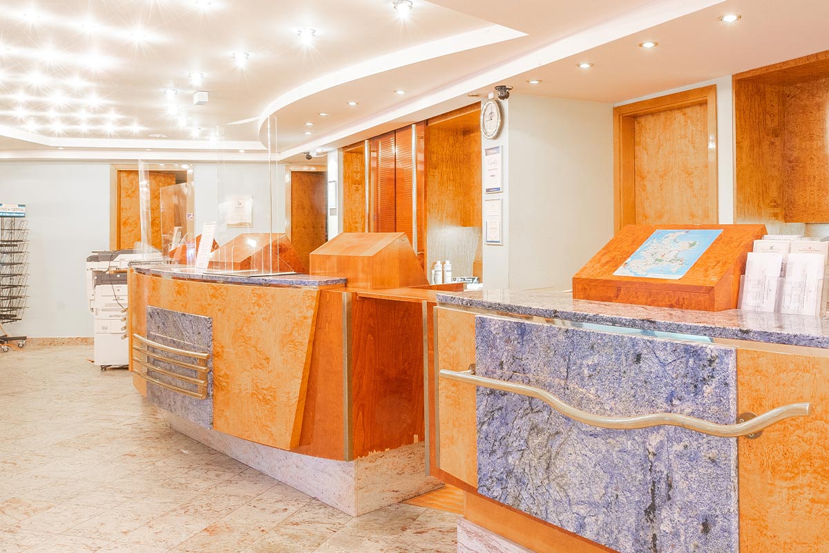An unserer Rezeption im Arkona Strandhotel gegenüber der Arkona Strandresidenzen stehen wir Ihnen bei Fragen jederzeit zur Verfügung.