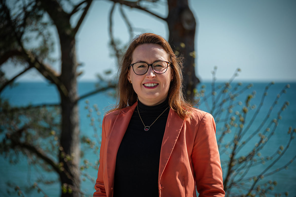 Dorothee Schicht in the sunshine at the beach access in Binz – Executive Assistant at Arkona Strandresidenzen